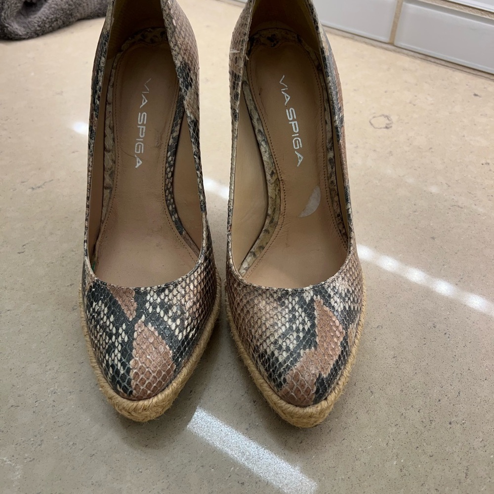 Woman size 6 snakeskin Via Spiga shoes